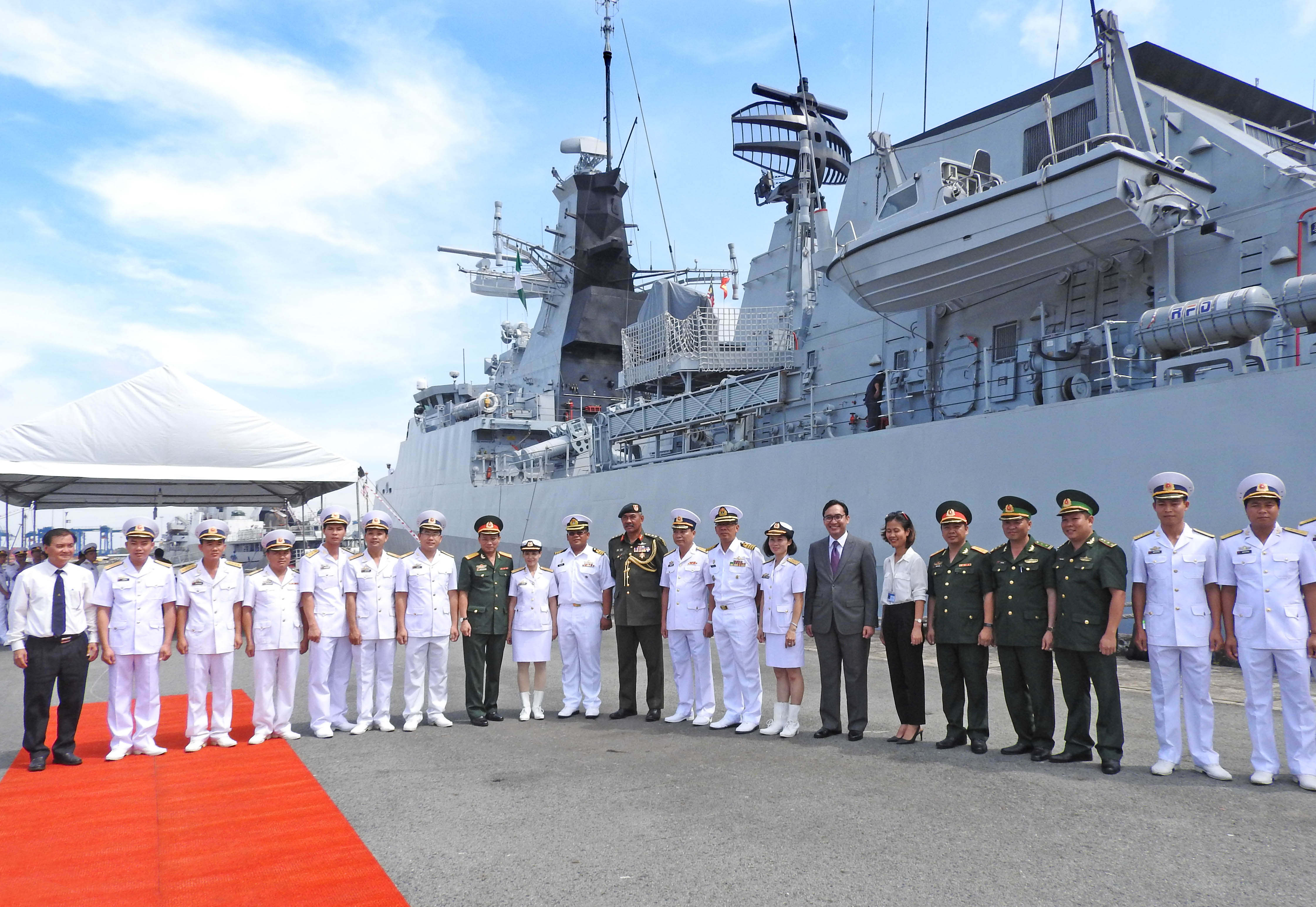 Tàu Hải quân Hoàng gia Malaysia thăm TP Hồ Chí Minh